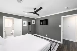 9330 Meadowbriar Ln, Houston, TX 77063 - Photo 11