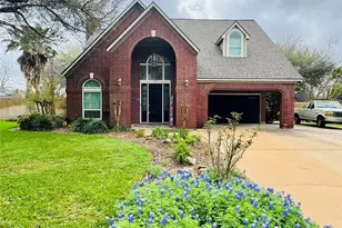 134 Strawberry Dr, Lake Jackson, TX 77566 - Photo 1