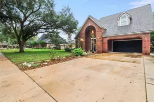134 Strawberry Dr, Lake Jackson, TX 77566 - Photo 3