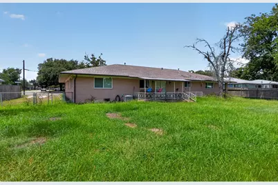 380 S Wilson Avenue, Giddings, TX 78942 - Photo 3
