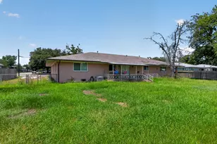 380 S Wilson Ave, Giddings, TX 78942 - Photo 3