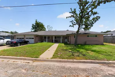 380 S Wilson Avenue, Giddings, TX 78942 - Photo 1