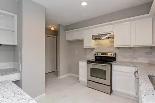 2715 Colony Dr, Sugar Land, TX 77479 - Photo 9