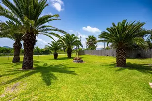 1051 Pompano Dr, Crystal Beach, TX 77617 - Photo 1