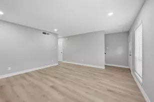 9261 Westwood Village Dr, Houston, TX 77036 - Photo 9