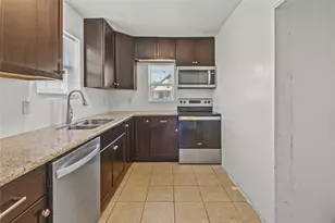 317-319 E B St, La Porte, TX 77571 - Photo 1