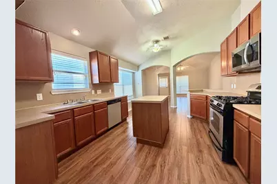 11807 Green Colling Park Drive, Houston, TX 77047 - Photo 9