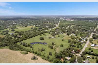 210 Julia St, Yoakum, TX 77995 - Photo 37