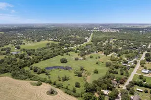 210 Julia St, Yoakum, TX 77995 - Photo 37