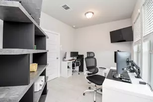 10606 Centre Shadows Dr, Houston, TX 77043 - Photo 9