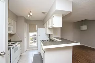 10615 Briar Forest Dr, Houston, TX 77042 - Photo 11