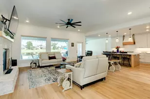 217 Arrowhead Dr, Lake Jackson, TX 77566 - Photo 5