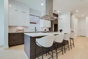 1634 Castle Ct, Houston, TX 77006 - Photo 9
