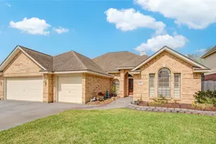 112 Indian Warrior Trail, Lake Jackson, TX 77566 - Photo 3