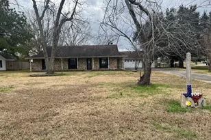 407 Branding Iron Cir, Angleton, TX 77515 - Photo 1