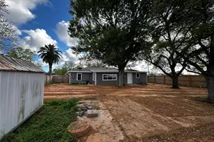 724 N Avenue F, Freeport, TX 77541 - Photo 33