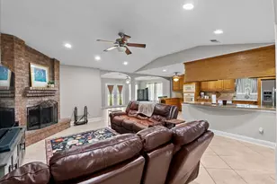 10122 Laurie Ln, Highlands, TX 77562 - Photo 9