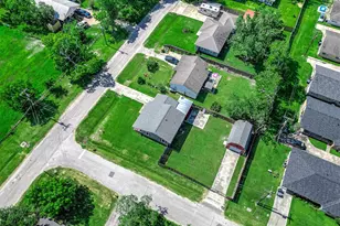 1419 S Durant St, Alvin, TX 77511 - Photo 41