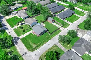 1419 S Durant St, Alvin, TX 77511 - Photo 43