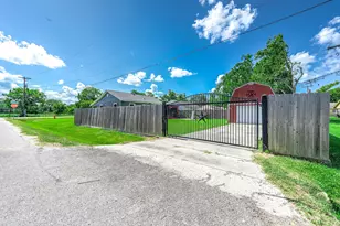 1419 S Durant St, Alvin, TX 77511 - Photo 39
