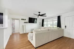 318 S Amherst Dr, West Columbia, TX 77486 - Photo 3