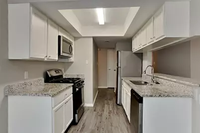 31 S White Pebble Court, The Woodlands, TX 77380 - Photo 3
