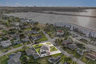 1310 Bayou Shore Dr, Galveston, TX 77551 - Photo 1