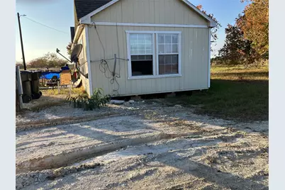 106 Avalon, Palacios, TX 77465 - Photo 3