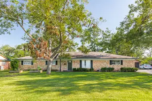 908 W Mulberry St, Angleton, TX 77515 - Photo 1