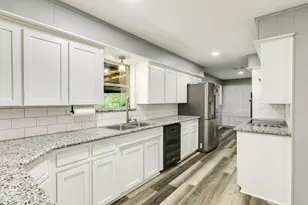 908 W Mulberry St, Angleton, TX 77515 - Photo 9