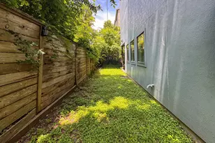 2010 Blodgett St, Houston, TX 77004 - Photo 13