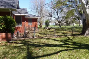 1102 W Main St, Brenham, TX 77833 - Photo 3