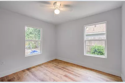 5505 Southlea Street, Houston, TX 77033 - Photo 9