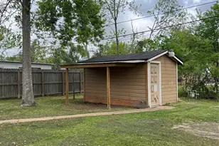 828 N Chenango St, Angleton, TX 77515 - Photo 17