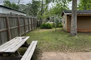 828 N Chenango St, Angleton, TX 77515 - Photo 5