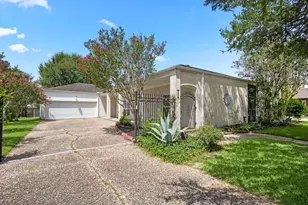 1 Wellington Ln, Sugar Land, TX 77478 - Photo 3