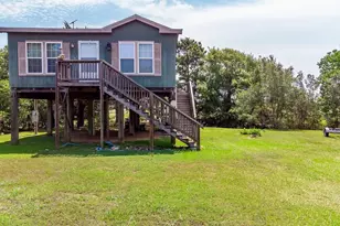 637 Troy St, Anahuac, TX 77514 - Photo 3