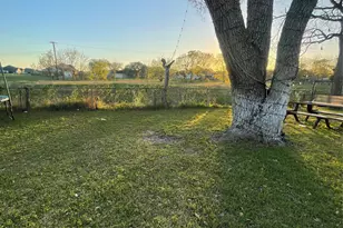 611 Sarah St, Edna, TX 77957 - Photo 31