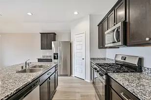 3930 Hawaiian Ct, Baytown, TX 77521 - Photo 5