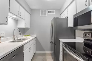 7575 Katy Fwy, Houston, TX 77024 - Photo 9