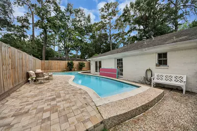 10115 Holly Springs Drive, Houston, TX 77042 - Photo 9