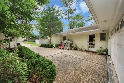 10115 Holly Springs Drive, Houston, TX 77042 - Photo 5