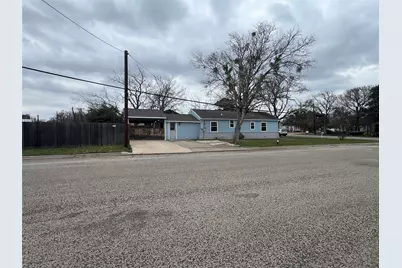 711 N Grimes Street, Giddings, TX 78942 - Photo 1