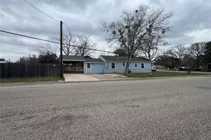 711 N Grimes St, Giddings, TX 78942 - Photo 1