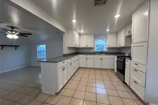 711 N Grimes St, Giddings, TX 78942 - Photo 5