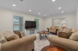 2402 Chimney Rock Rd, Houston, TX 77056 - Photo 9