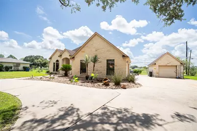 205 W Bronco Bend, Angleton, TX 77515 - Photo 3