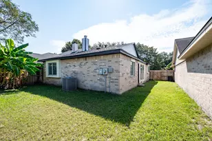 911 Briarcreek Dr, Baytown, TX 77521 - Photo 15