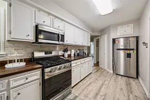 724 Aron St, Baytown, TX 77520 - Photo 9