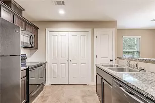 2002 20th St, Huntsville, TX 77340 - Photo 11